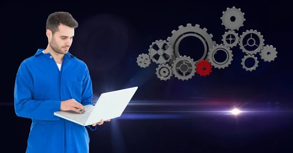 Mechanic met behulp van laptop — Stockfoto