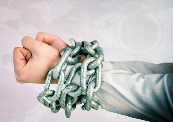 Руки бизнесмена связаны цепями — стоковое фото