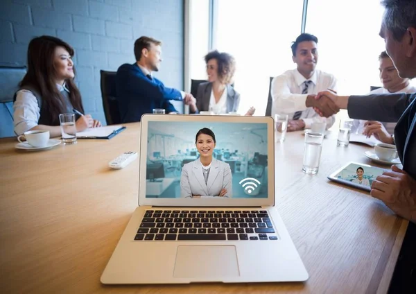 Empresária durante conferência no escritório — Fotografia de Stock