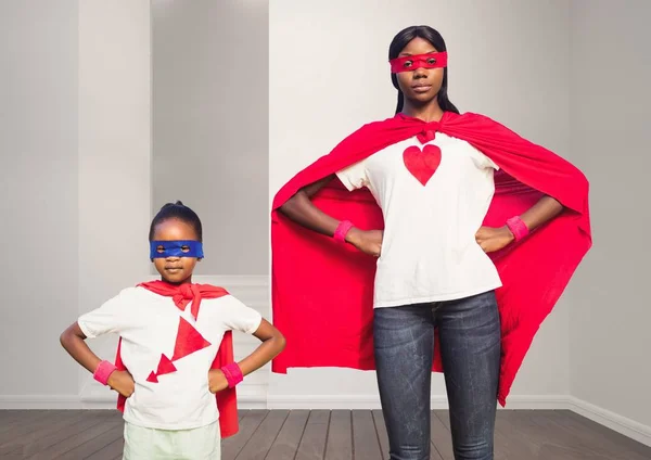 Matka a dcera v kostýmu superhrdiny stojící s rukama na bocích — Stock fotografie