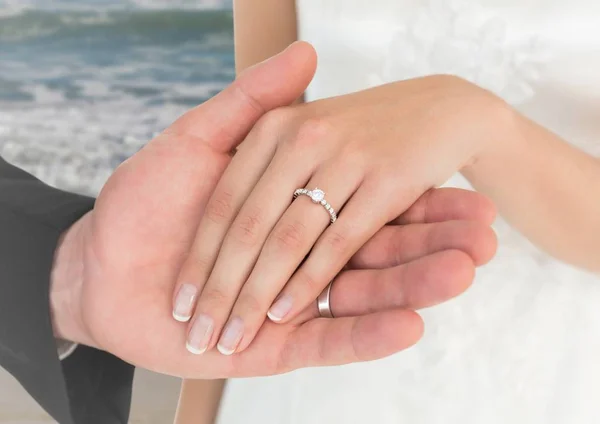 Newly wed couple holding hands on beach — Stock Photo, Image