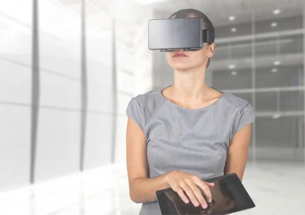 Mulher de negócios em fone de ouvido de realidade virtual — Fotografia de Stock