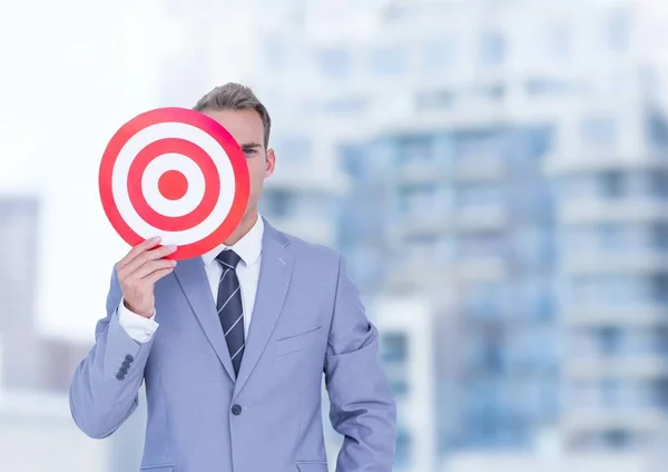 Affärsman som håller målet framför ansiktet — Stockfoto