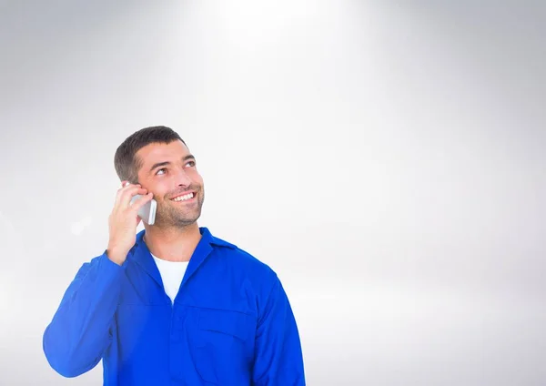 Mekanikern talar på sin telefon — Stockfoto