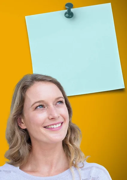 Mujer mirando nota adhesiva en blanco —  Fotos de Stock