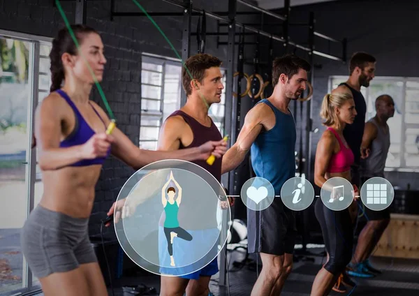 Ajuste las personas que realizan cuerdas de salto en el gimnasio contra la interfaz de fitness en segundo plano —  Fotos de Stock