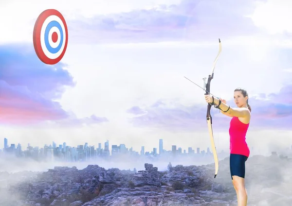 Sportler zielen im Hintergrund auf Zielscheibe gegen Stadtbild — Stockfoto