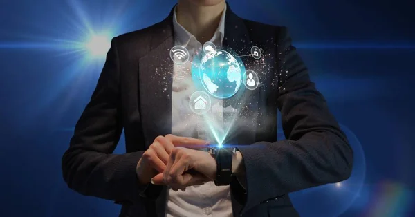 Empresário usando smartwatch contra fundo azul — Fotografia de Stock