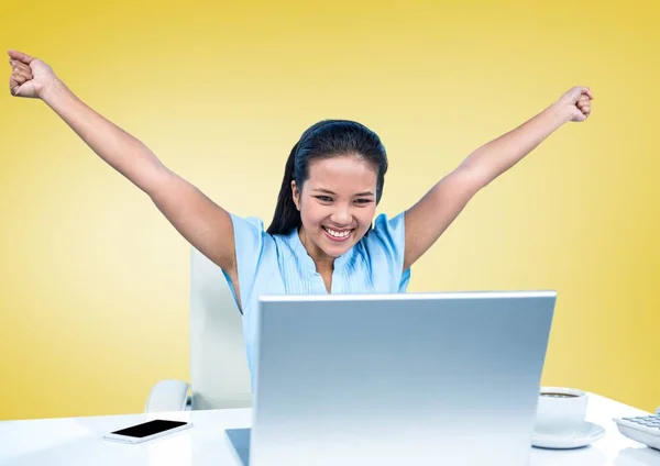 Glada affärskvinna sitter med armarna upp på skrivbord — Stockfoto