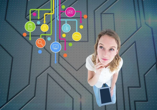 Kvinna med digital tablett mot programikoner i bakgrunden — Stockfoto