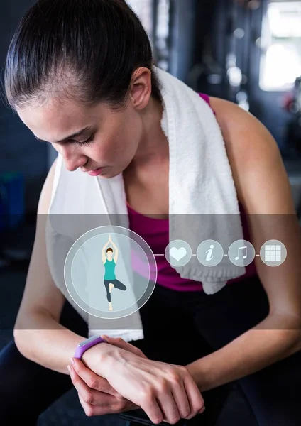 Frau überprüft Fitnessband im Fitnessstudio — Stockfoto