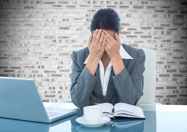 Deprimida mujer de negocios en el escritorio con portátil —  Fotos de Stock