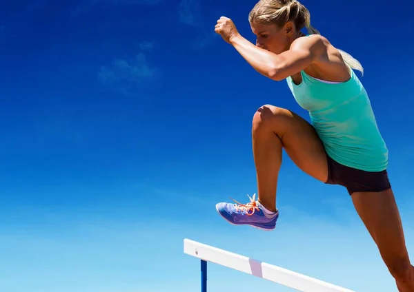 Atleta saltando sobre obstáculos — Fotografia de Stock