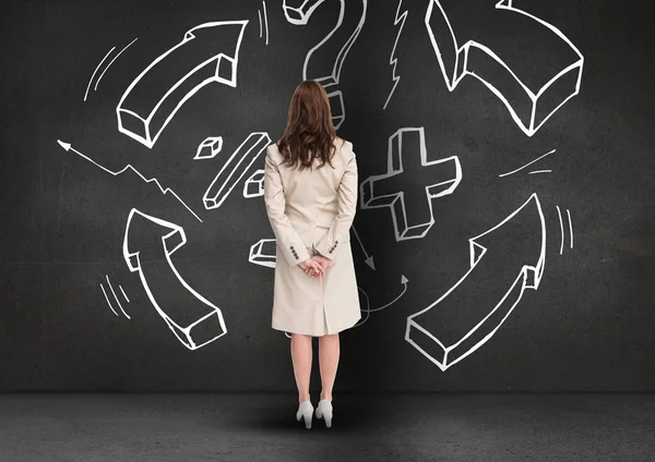 Affärskvinna tittar på planen affärsidé på blackboard — Stockfoto