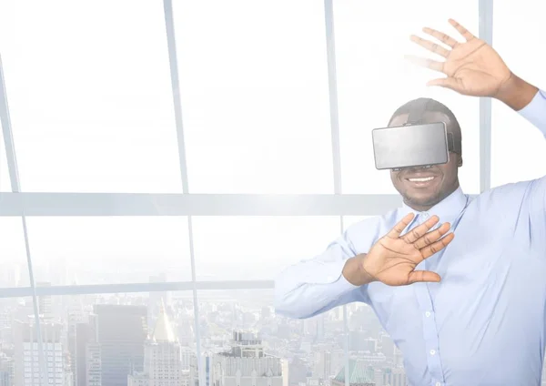 Επιχειρηματίας χρησιμοποιώντας σετ κεφαλής εικονικής πραγματικότητας στο γραφείο — Φωτογραφία Αρχείου