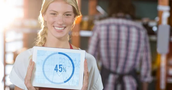 Sonriente ejecutivo mostrando tableta — Foto de Stock