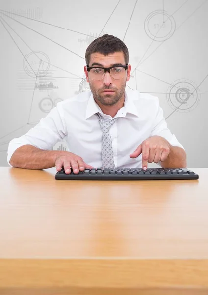 Affärsman att skriva på tangentbordet vid skrivbord — Stockfoto