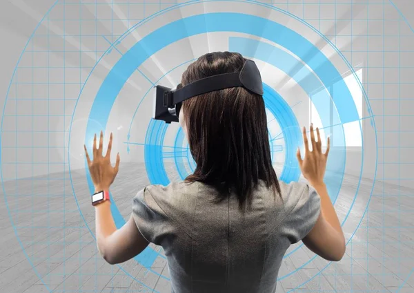 仮想現実のヘッドセットを着て女性エグゼクティブ — ストック写真
