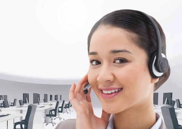 Mujer de negocios hablando en auriculares en la oficina —  Fotos de Stock