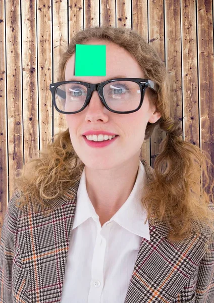 Zakenvrouw met sticky note op haar voorhoofd — Stockfoto