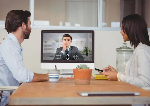 Бізнес-керівники мають відеодзвінки з колегою на настільному комп'ютері — стокове фото