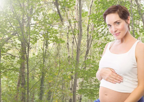 緑に対して立っている妊娠中の女性 — ストック写真