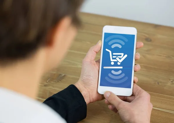 Man met een mobiele telefoon winkelwagentje tonen op het scherm — Stockfoto