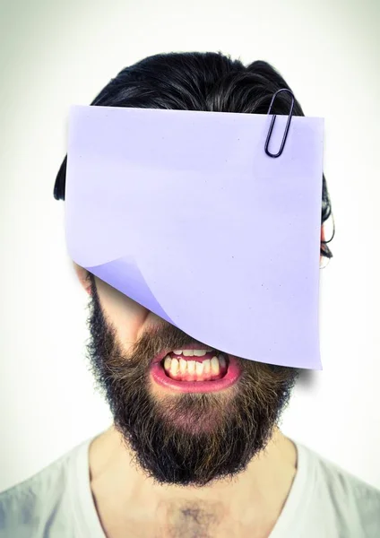 Человек с липкой запиской на лице — стоковое фото