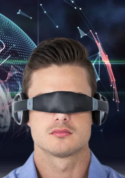Homem usando óculos de realidade virtual contra fundo gerado digitalmente — Fotografia de Stock