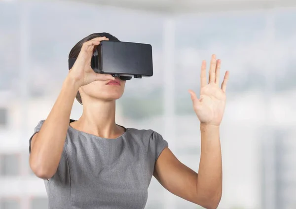 Führungskraft mit Virtual-Reality-Headset — Stockfoto