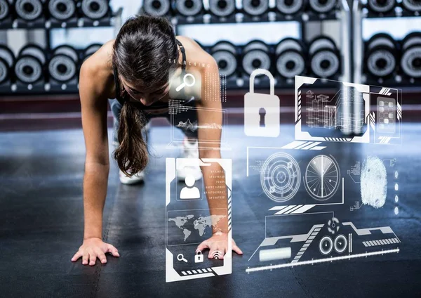 Mujer haciendo ejercicio push up en el gimnasio y la interfaz de fitness —  Fotos de Stock