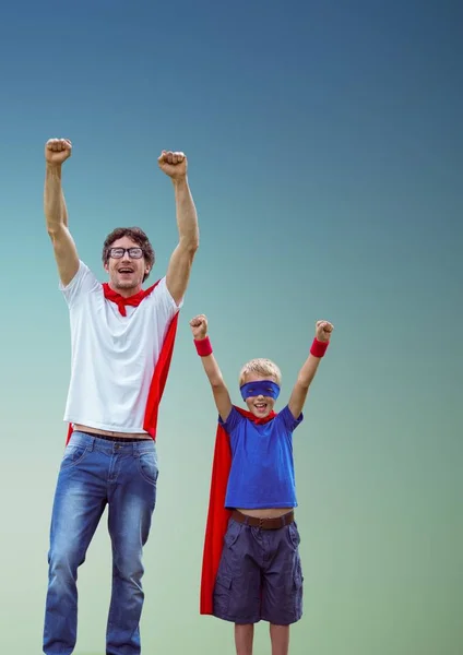 Hombre y padre emocionados en capa roja y máscara azul de pie con puño — Foto de Stock