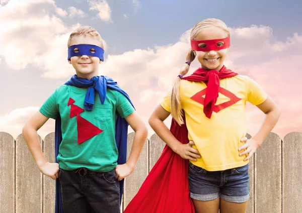 Süper kahraman kostümü giyen çocuk — Stok fotoğraf