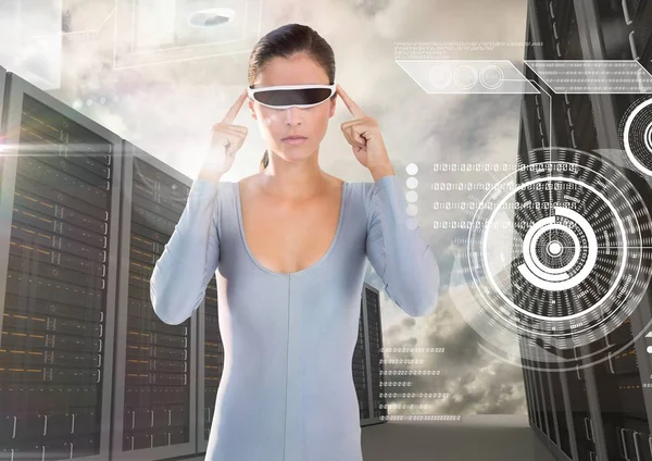 Kvinna med hjälp av virtual reality glasögon — Stockfoto