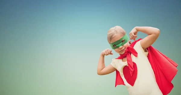 Enfant portant une cape rouge et un masque vert — Photo