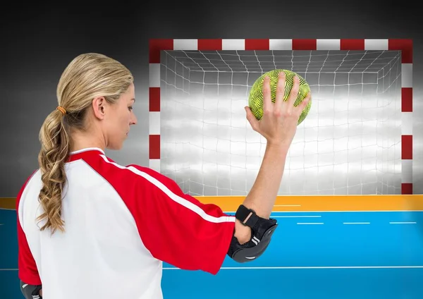 女性アスリート投げるハンドボール — ストック写真