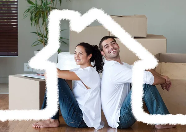 Paar sitzt im Wohnzimmer gegen Häuserumriss im Hintergrund — Stockfoto