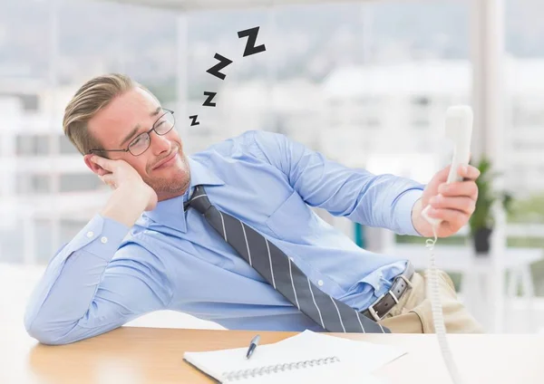 Уставший мужчина держит телефон и расслабляет — стоковое фото