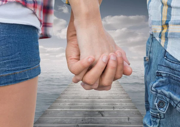 Couple standing on pier and holding hands — Stock Photo, Image