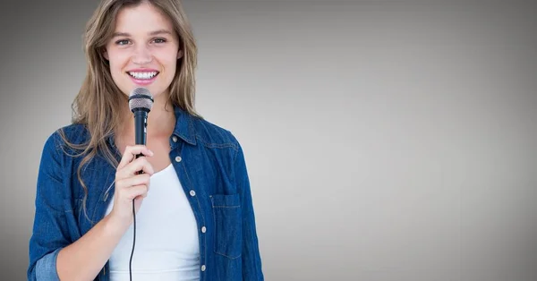 Portret pięknej kobiety, śpiewając piosenkę na mikrofon — Zdjęcie stockowe