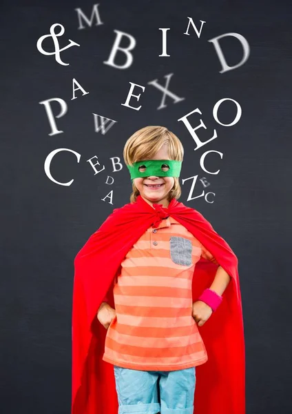 Fille souriante portant costume de super-héros — Photo