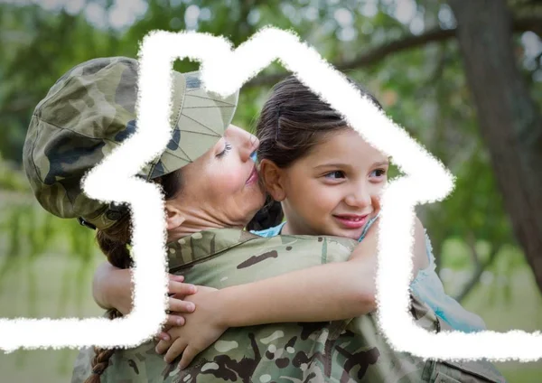 Soldado feminino carregando sua filha coberta com forma de casa — Fotografia de Stock