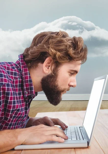 Uomo che utilizza il computer portatile su sfondo grigio — Foto Stock