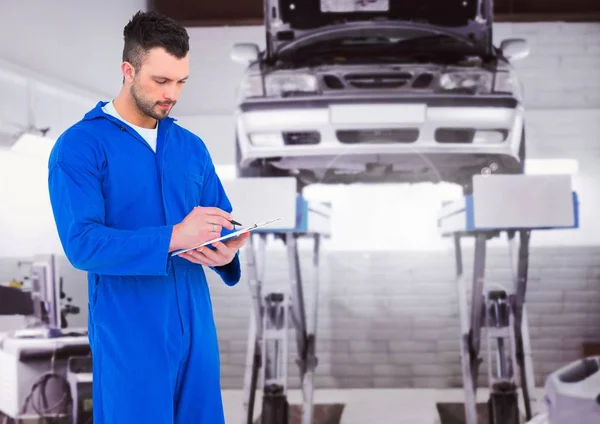 Mechanic met behulp van digitale Tablet PC — Stockfoto