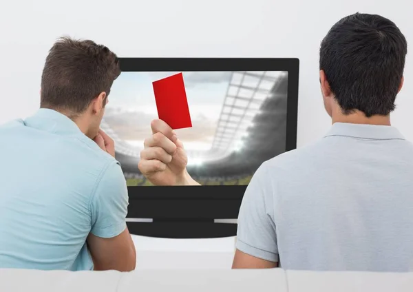 Achteraanzicht van mannen televisiekijken in woonkamer — Stockfoto