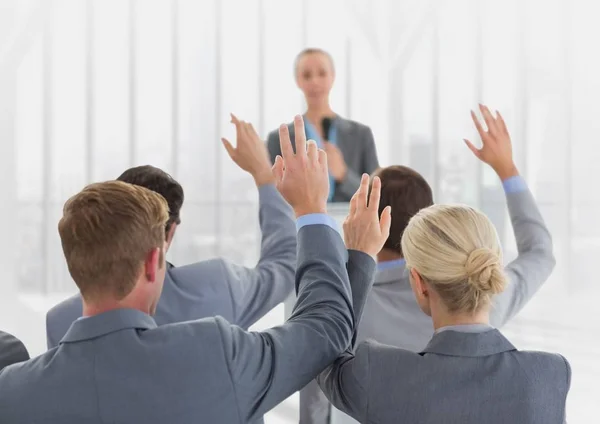 Biznesmeni, podnoszenia rąk w spotkaniu — Zdjęcie stockowe
