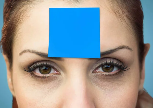 Portrait of woman with blank sticky note on forehead — Stock Photo, Image