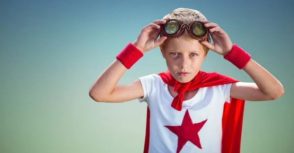 Jongen dragen superheld kostuum — Stockfoto