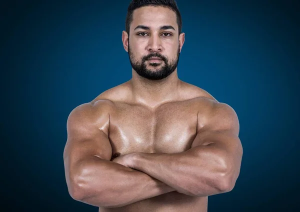 Homme debout avec les bras croisés — Photo