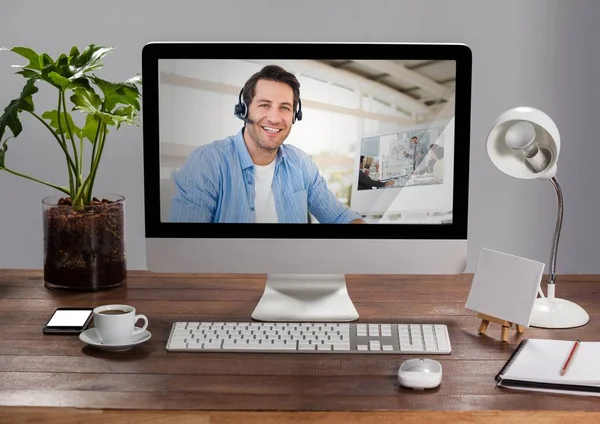 Комп'ютер з екраном чату для відеодзвінків — стокове фото